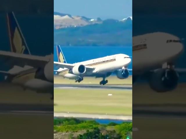  Boeing 777 wobbles while landing in strong wind gust! ️ #shorts #flight #aviation