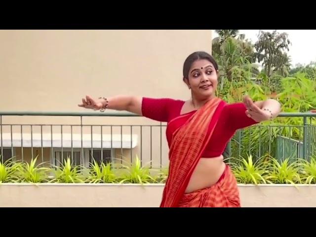 Aunty  hot saree navel