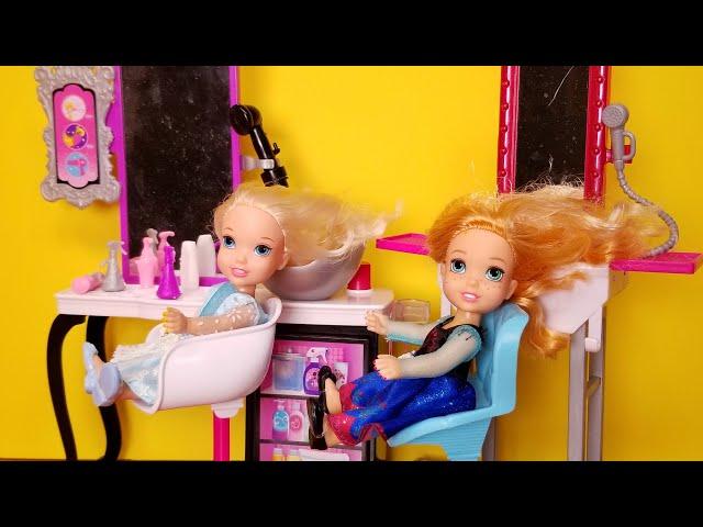 At the Salon ! Elsa and Anna toddlers - haircut - spa - massage - Barbie is the hairstylist - relax