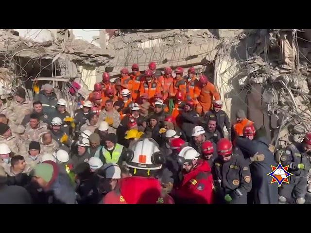 Белорусские спасатели достали из-под завалов в Турции еще двух пострадавших