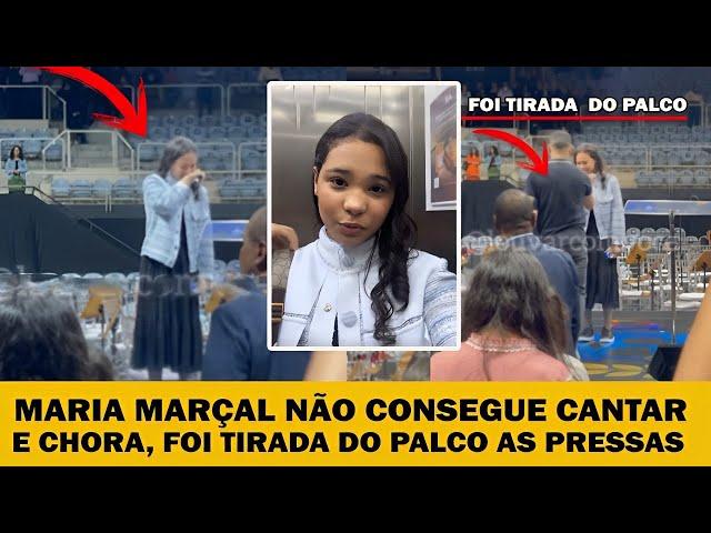 Cantora Maria Marçal chora no palco, não consegue cantar e é retirada às pressas aos prantos. Veja: