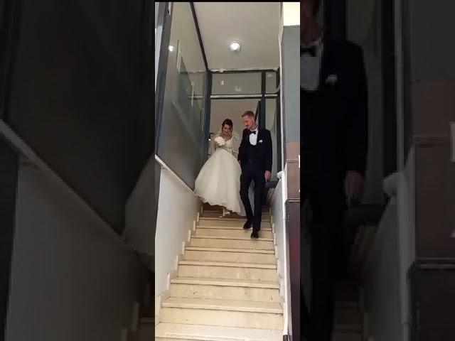 Когда невеста спешит на свадьбу  When the bride rushes to the wedding #funnybride #funnyshorts