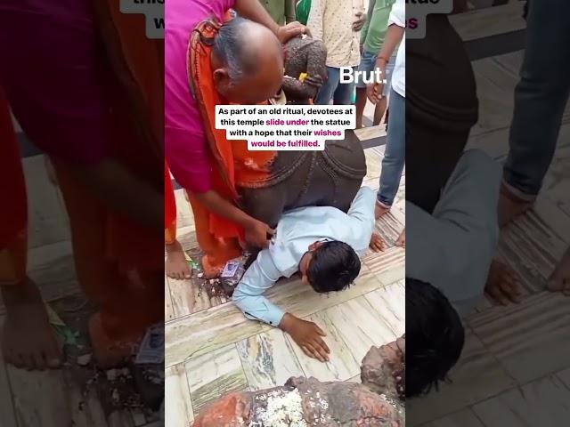 This man came to offer prayers at the temple but the visit didn't end well for him… 