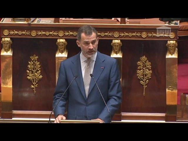 El rey de España pone en pie a la Asamblea Nacional francesa