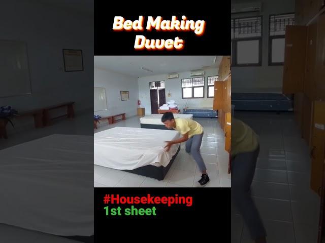 Speed instal first sheet #housekeeping #makeuproom #makingbed #shorts