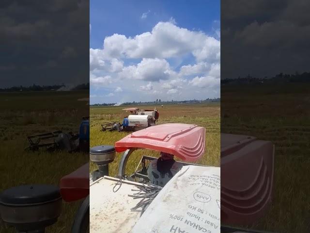 #shorts #shortsvideo #combine #combineharvester #mesinpotongpadi #mesinpanenpadimodern #kubota