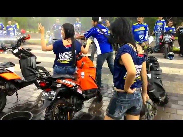 Video SPG Hot sexy cuci motor basah-basahan ga nahan banget