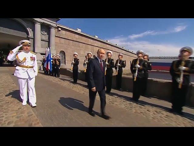 Путин принял военно-морской парад и предупредил США