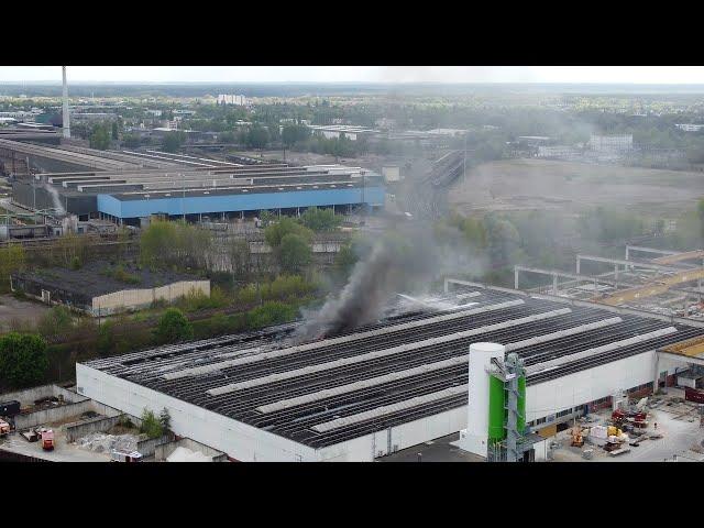 Feuerwehr löscht Großbrand in Hennigsdorf - Photovoltaikanlage auf Lagerhalle in Flammen