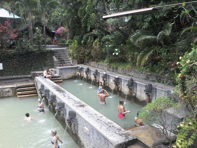 Bule mandi telanjang di air panas banjar