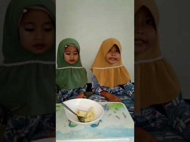 yura dan adhwa makan buah pisang