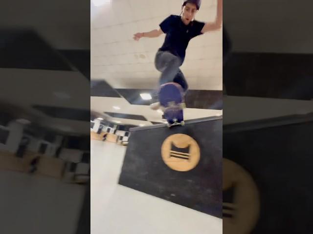 Training#shortyoutube #skate #flip #skateboarding #skatepark #training #youtubeshorts #4u #new