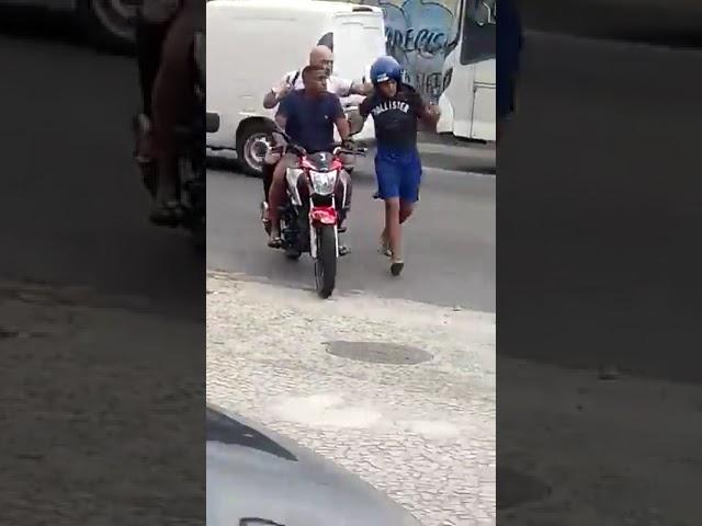 POLICIAL PRENDE DOIS BANDIDOS, UM A PÉ E OUTRO DE MOTO NO RIO !!