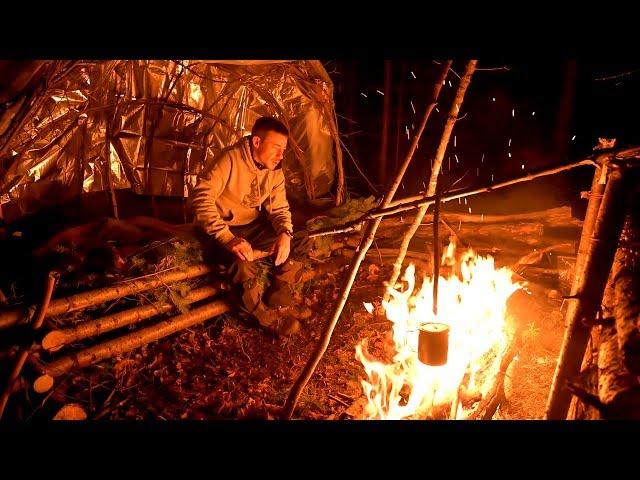 SOLO OVERNIGHT WINTER BUSHCRAFT CAMP- Camping Overnight in the Super Shelter I Built-Winter Camping