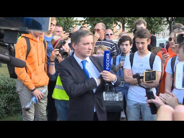 Moscow Protesters Shout Down Russian State TV Journalist