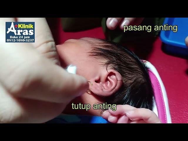 pasang anting bayi. pilih emas, ringan dan polos .