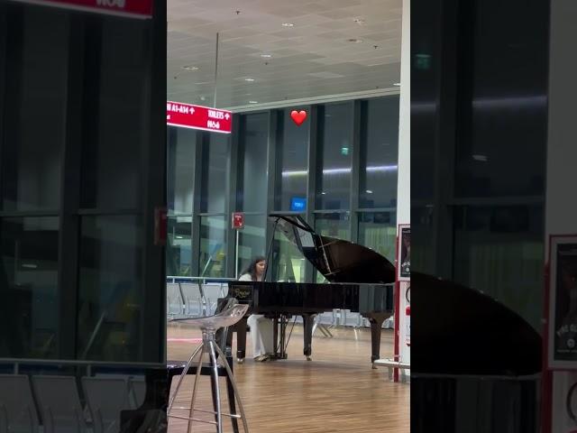 Pianist at Bergamot Airport #piano #bergamo