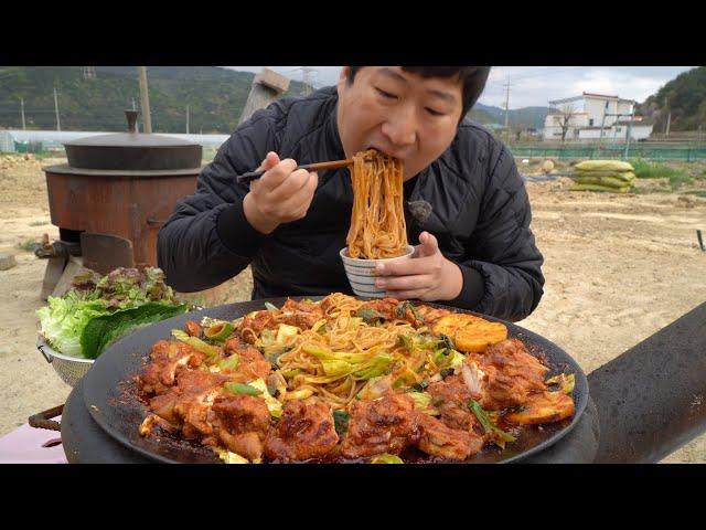 쫄깃한 쫄면과 부드러운 닭갈비를 솥뚜껑에 볶아 만든 요리! (Dak-galbi, spicy stir-fried chicken) 요리&먹방!! - Mukbang eating show