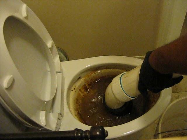 FROM SINKS TO SEWERS IN VENTURA CA PLUMBER USES SUPER PLUNGER UNBLOCKS PLUGGED TOILET