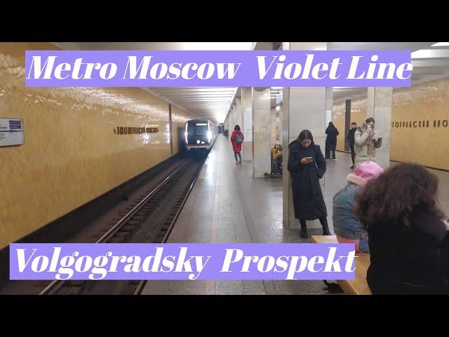 Volgogradsky Prospekt, Moscow Metro, Violet Line - interior view, arrival of the train Fr.2