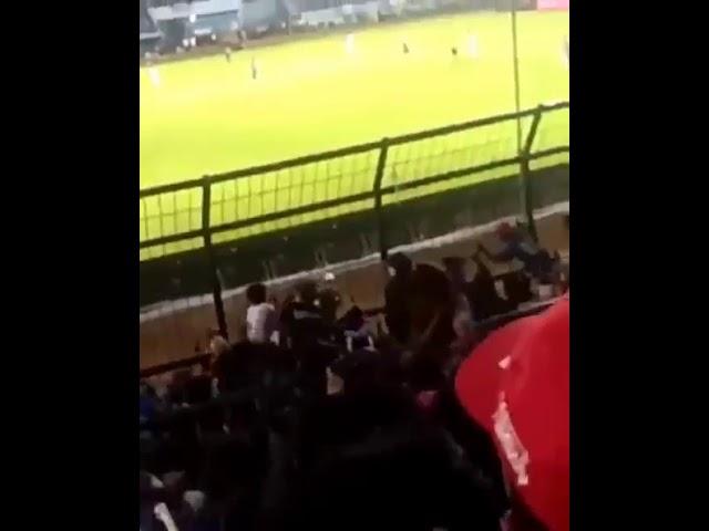 Dirijen RASIS SEDUNIA Sam YULI SUMPIL dihajar jhon Cena pada laga Arema vs Persib di babak pertama