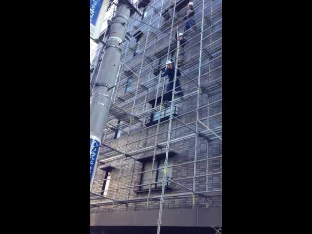 Japanese acrobatic construction workers pass heavy pipes like wooden toothpicks !