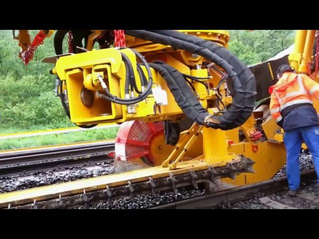Удивительные технологии мира|Работает щебнеочистительная машина железнодорожная  техника