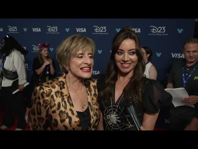 D23 2024 - Agatha All Along - pressroom - itw Aubrey Plaza Patti LuPone (Official video)