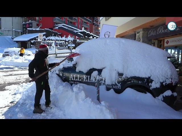 Accumuli ingenti a Prato Nevoso, si spala per liberare le auto