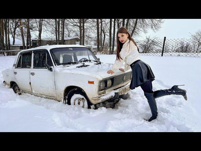 CAR STUCK || Ellie got stuck in the snow after a snowstorm