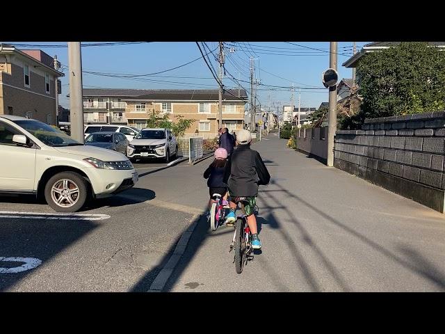 Japan bicycle o “jitenshia”family rides