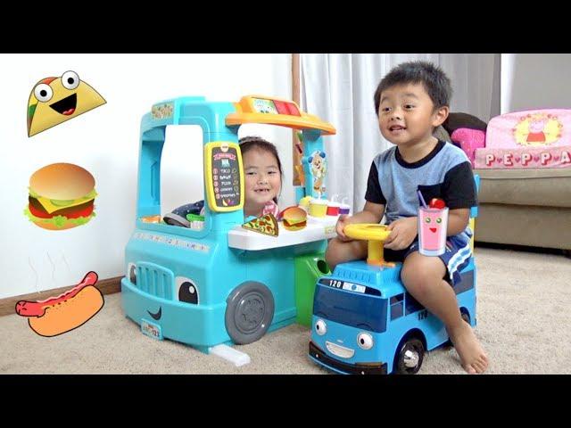 Food Truck Play Kitchen - Cooking and Serving Hot Dogs, Burgers, Pizza, and Pretend Foods