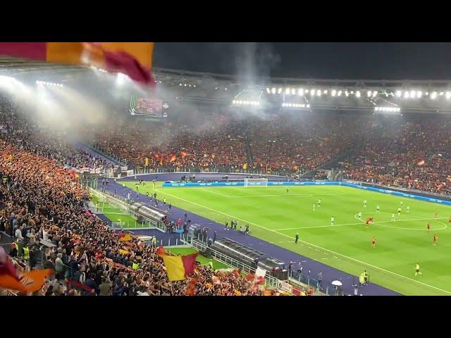 Roma-Leicester. Settantamila cantano Roma Roma da brividi