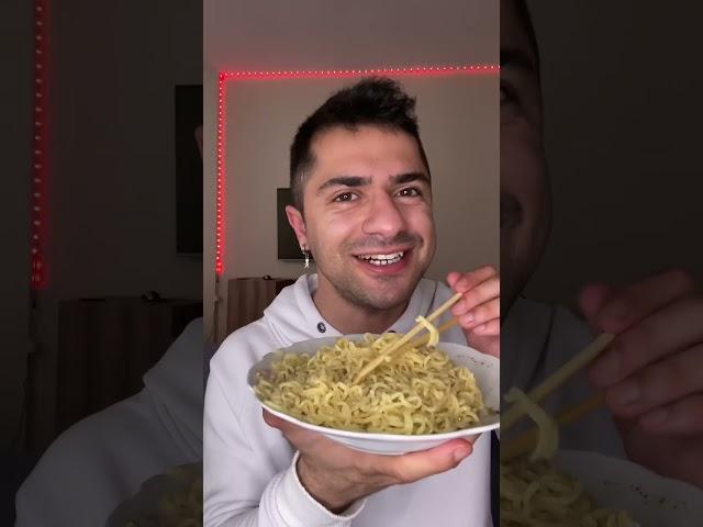 Acılı Noodle & Körili noodle karıştırdım #asmr #asmreating #noodleasmr #asmrvideo