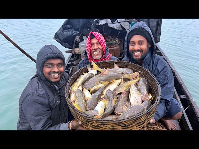 শীতকালে বৃষ্টিতে ভিজে ভিজে,অনেক মাছ ধরে,সব মাছ আরোতে বিক্রি করে দিলাম!!!