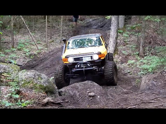 4X4 Off-road Climbing Muddy Rock - Jeep Rubicon vs Toyota FJ Cruiser vs Hummer H3