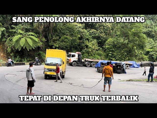 Sang Penolong Akhirnya Datang, Tepat Di Depan Truk Terbalik di Sitinjau Lauik