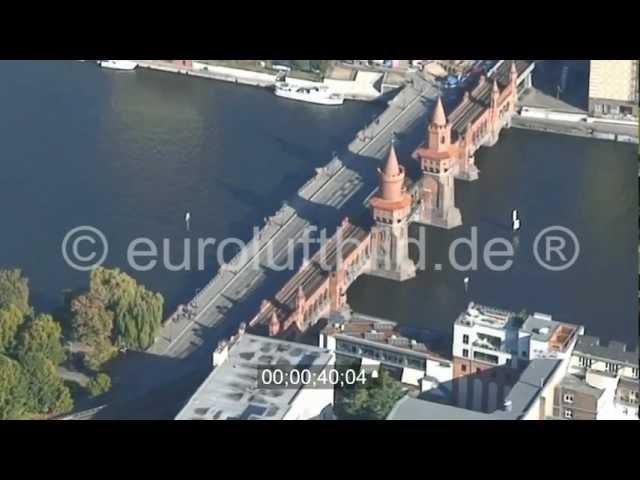 Oberbaumbrücke über dem Flußverlauf der Spree in Berlin Friedrichshain