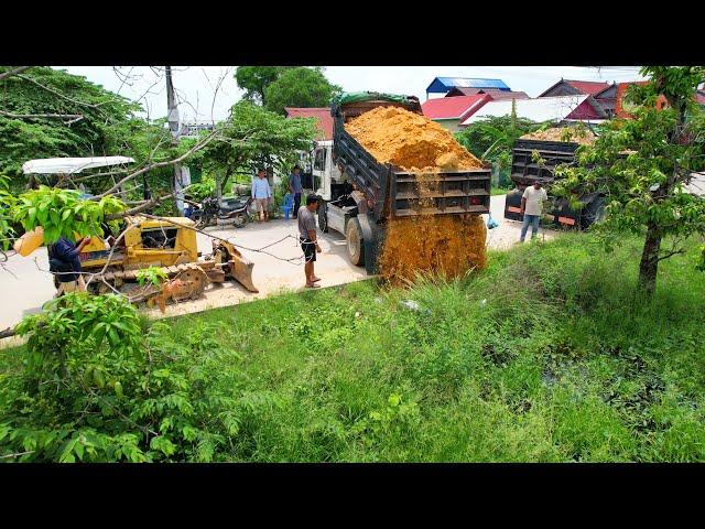 Perfectly Lanfill  in Flooded areas!! Bulldozer D20A & Truck 5T Pushing Soil Into water