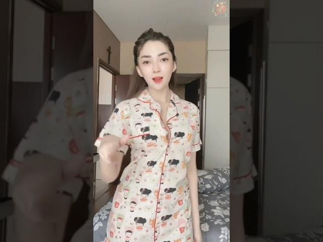 Cewe hot cantik nambah demage || Goyang tiktok hot hits terbaru