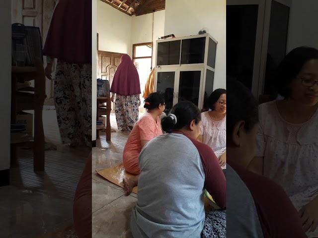 IBU IBU LAGI PADA NGERUMPI