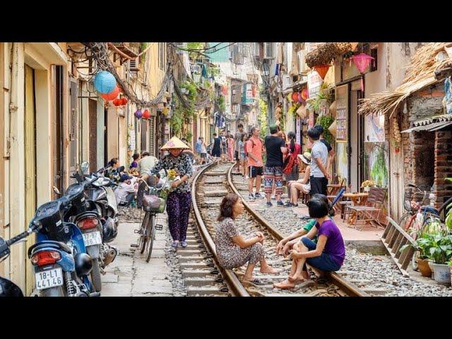 @giacomojackiebarbieri Train Street Hanoi  - I ️HANOI - #travel #train #vietnam