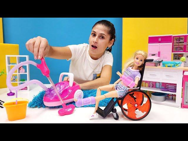 Ayşe ile Barbie oyunları. Olamaaaz! Barbie sakatlandı! Oyuncak Barbie videosu