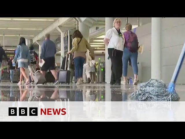 Heavy rain in Majorca suspends flights | BBC News