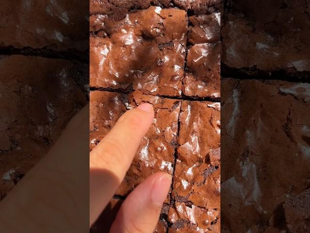 TIPS TO GET CRINKLY BROWNIES  Recipe in descriptionans bio #recipe #brownie #bakingtips