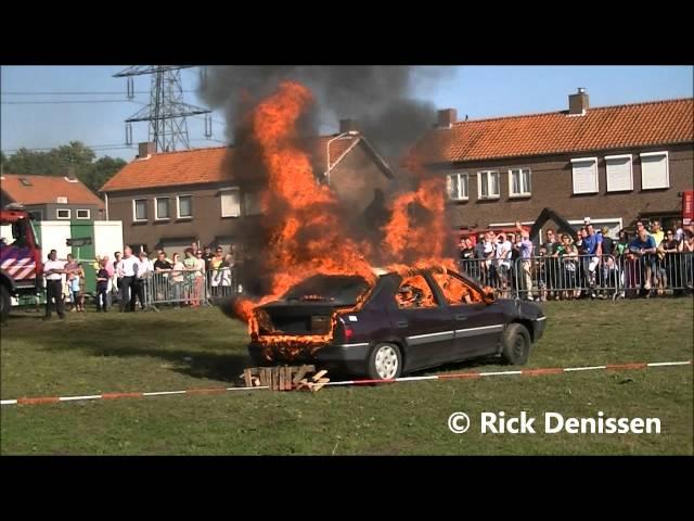 Brandweer Oirschot blust een autobrand met schuim tijdens de Open dag bij Brandweer Oirschot 2012