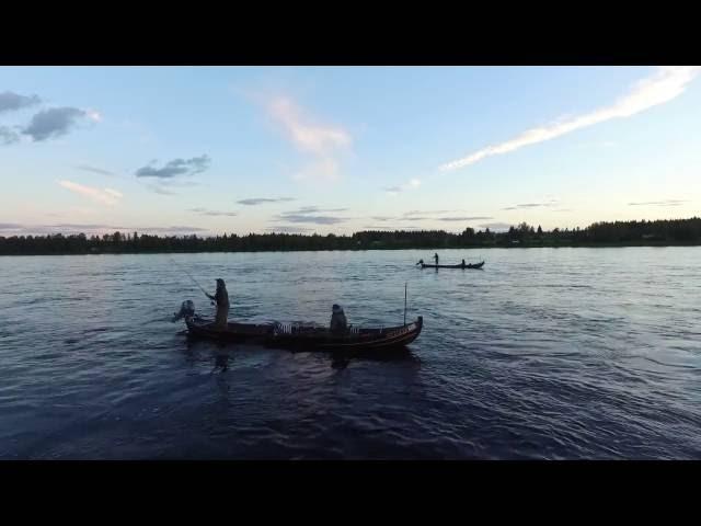 Fly fishing from river boat in Tornio Torne river in Lapland - Mosku BroTeam salmon fishing