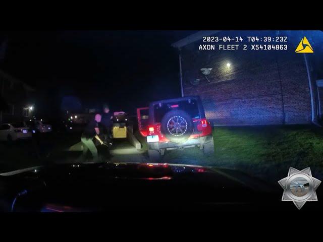 Dashcam: Jeep Goes Off-Road in Chase thru Burbs