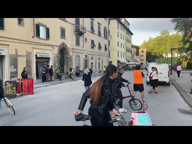 L'arrivo dell'ambulanza in via Carrara dopo l'incidente del risciò alla discesa del Caffè delle Mura