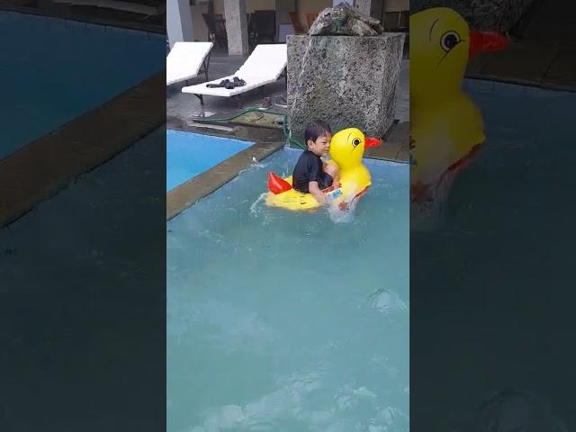 17annya bocah ini ngedayung di bebek